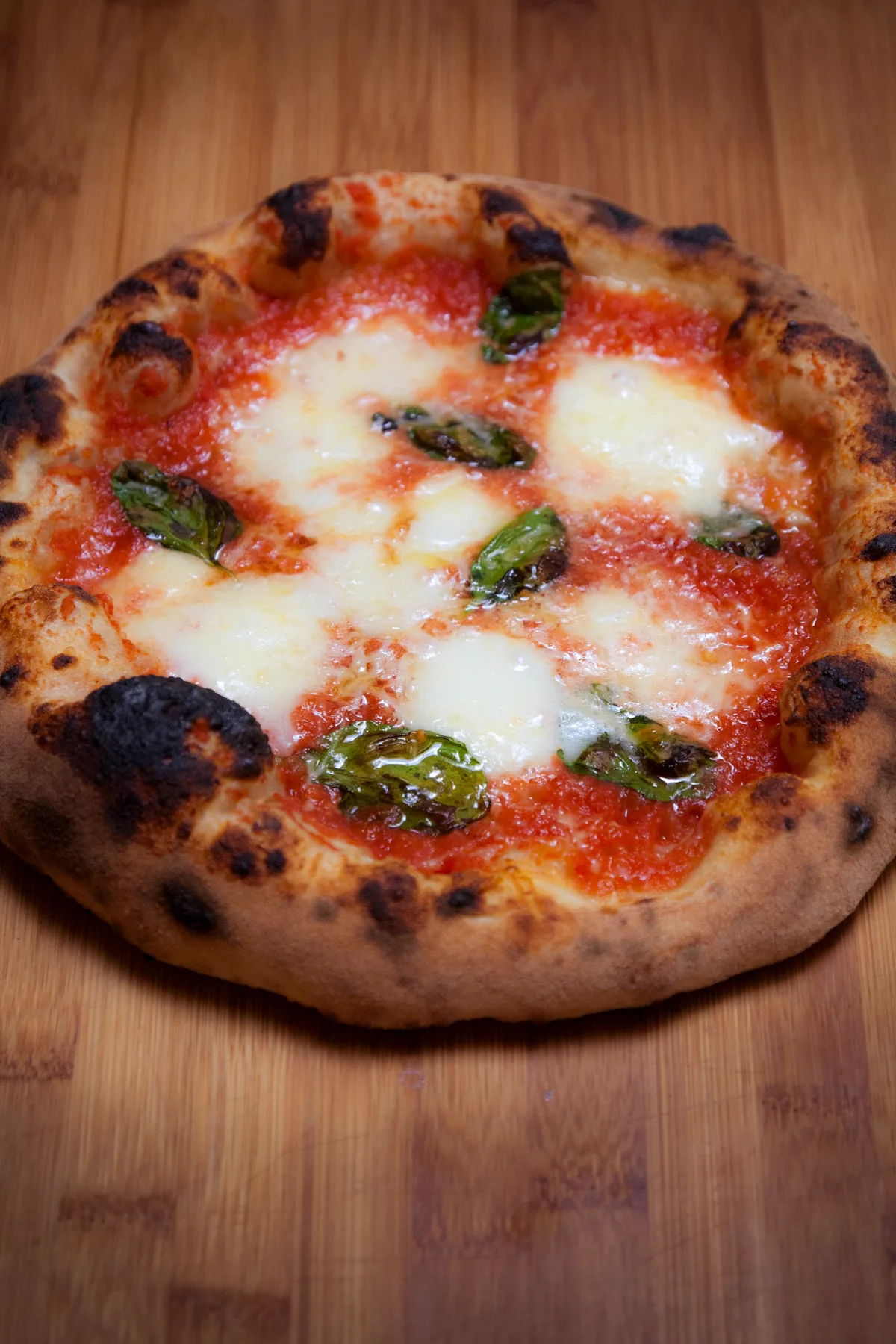 Pizza napolitaine à la pâte fine, type Pizza Di Napoli à Bruyères-le-Châtel